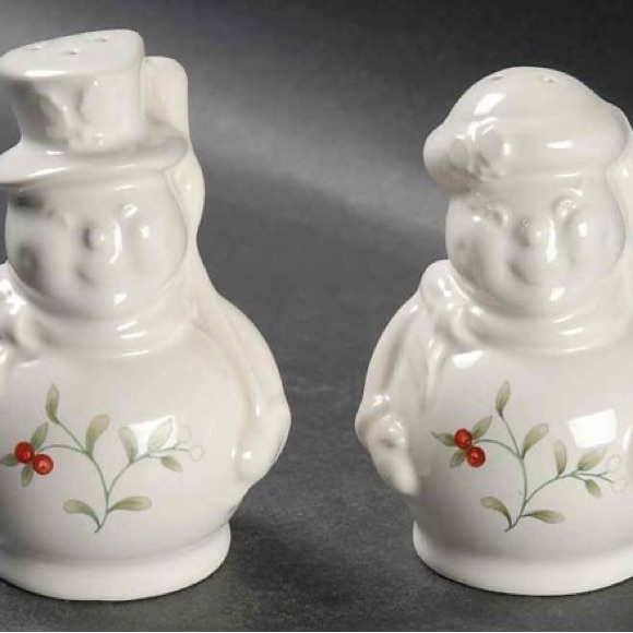 Pfaltzgraff Winterberry Salt & Pepper Shakers Mr. & Mrs. Snowman - Picture 4 of 4